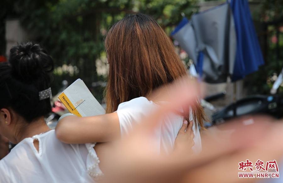 兩名看守攤位的女孩見記者拍照離開現(xiàn)場。