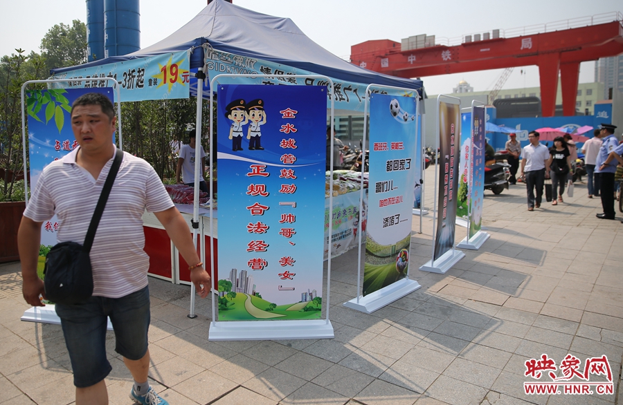 攤位被“圍觀”后，沒有一單生意，過往市民叫好。