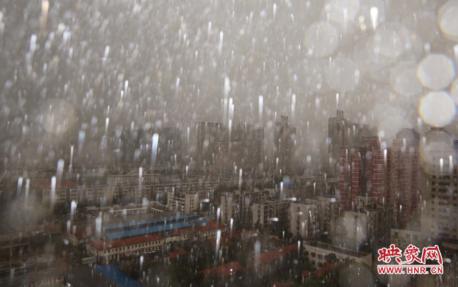 17時(shí)25分,鄭州強(qiáng)降雨,紫荊山附近的市民真切地感受到了什么叫大雨傾盆。
