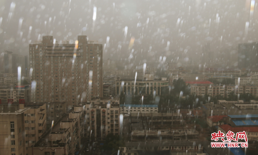 17時(shí)25分,鄭州強(qiáng)降雨,紫荊山附近的市民真切地感受到了什么叫大雨傾盆。