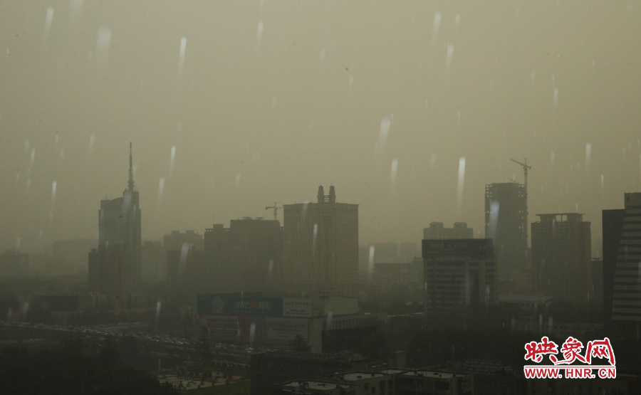 17時(shí)29分,鄭州強(qiáng)降雨,紫荊山附近的市民真切地感受到了什么叫大雨傾盆。