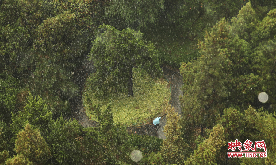 17時(shí)25分,鄭州強(qiáng)降雨,紫荊山附近的市民真切地感受到了什么叫大雨傾盆。