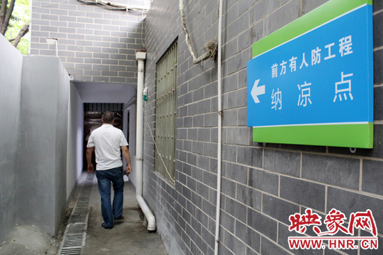 在每一處納涼點(diǎn)均有醒目標(biāo)志，市民可就近前往。