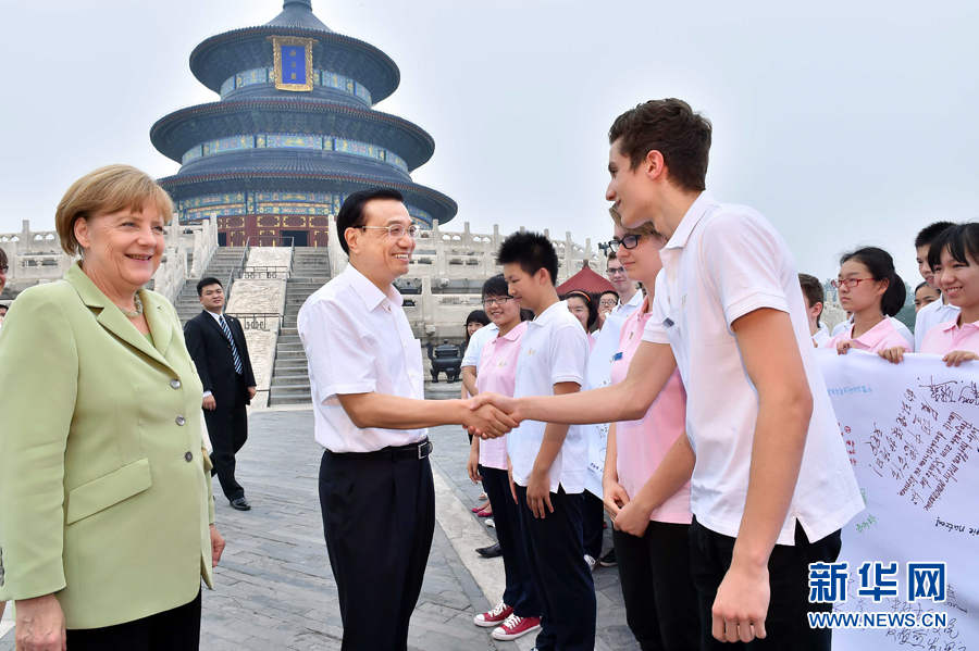 李克強(qiáng)同默克爾與青少年代表親切交流。