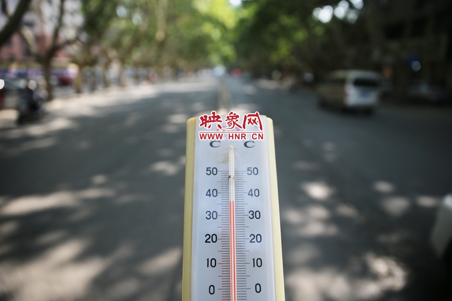 7月8日下午15時(shí)30分，人民路樹陰處溫度為36度，比人防納涼處高11度。