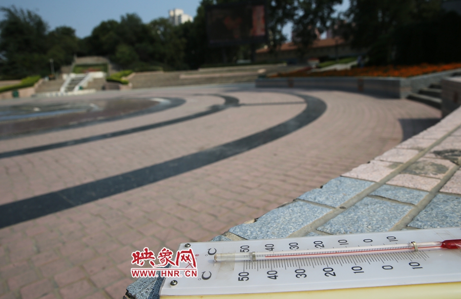 7月8日下午15時(shí)46分，紫荊山公園地表溫度為42度（溫度計(jì)放置地面測(cè)量），比人防納涼處高17度。