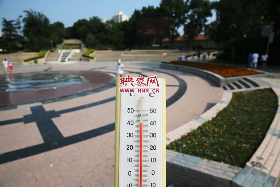 7月8日下午，紫荊山公園氣溫為39度（溫度計(jì)懸空測(cè)量），相比人防納涼處高14度。
