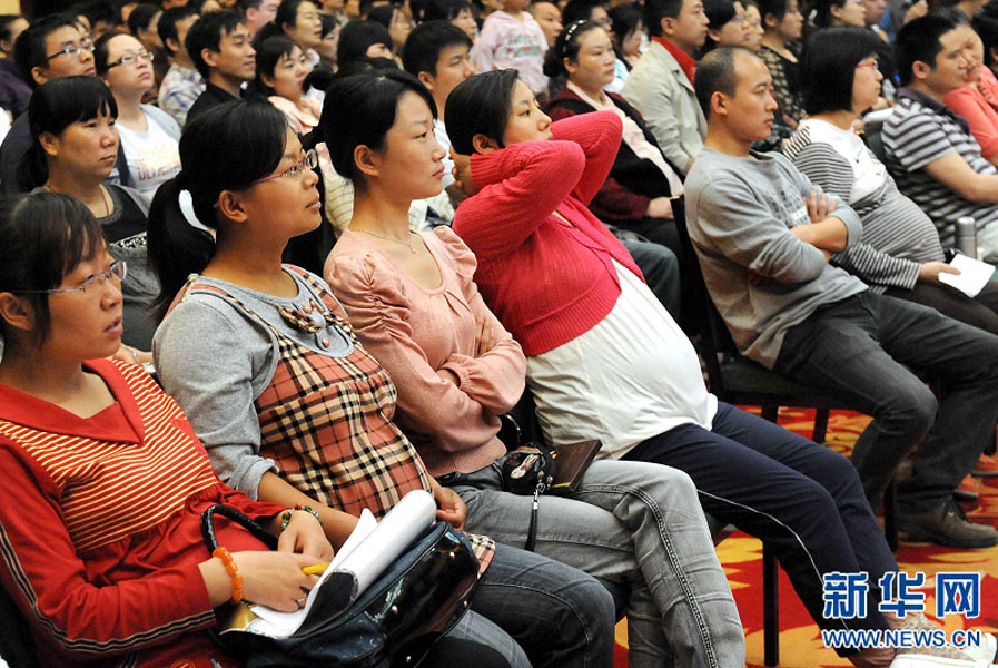 “準媽媽”和“準爸爸”們在鄭州市舉行的一場金色“孕”律音樂會現(xiàn)場欣賞搖籃曲（2011年5月8日攝）。