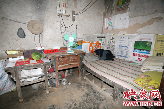 老人的居住條件十分簡(jiǎn)陋。