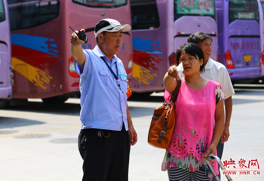指揮調(diào)度期間，不停的有乘客咨詢乘車問(wèn)題，調(diào)度員都是耐心的給他們解答