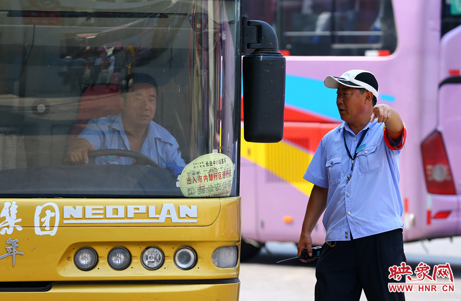 車場(chǎng)內(nèi)眾多汽車發(fā)動(dòng)機(jī)的噪音，使得調(diào)度員和司機(jī)交流都需要加大音量