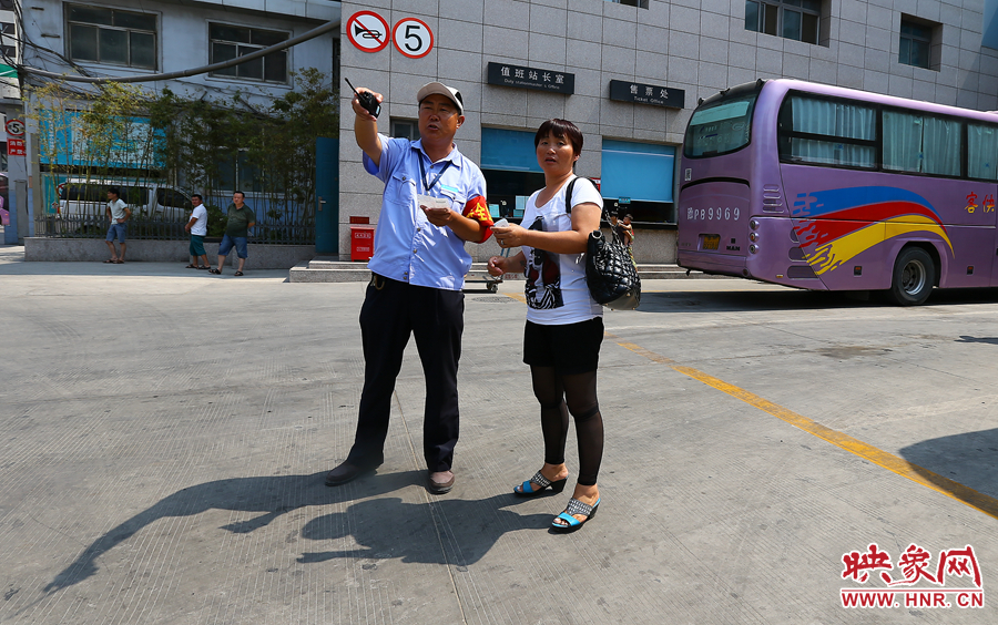 調(diào)度員不僅要保證車輛安全通暢，還肩負(fù)著疏導(dǎo)旅客的工作