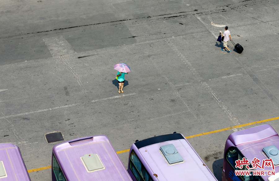 酷暑的陽(yáng)光，常常曬化車站內(nèi)地面的瀝青，乘車的旅客都是匆匆而過(guò)，不愿過(guò)多停留。