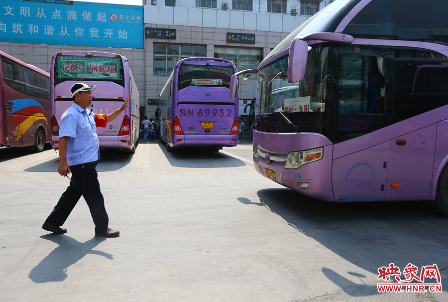龐大的長(zhǎng)途客車，在調(diào)度員的指揮下井井有條