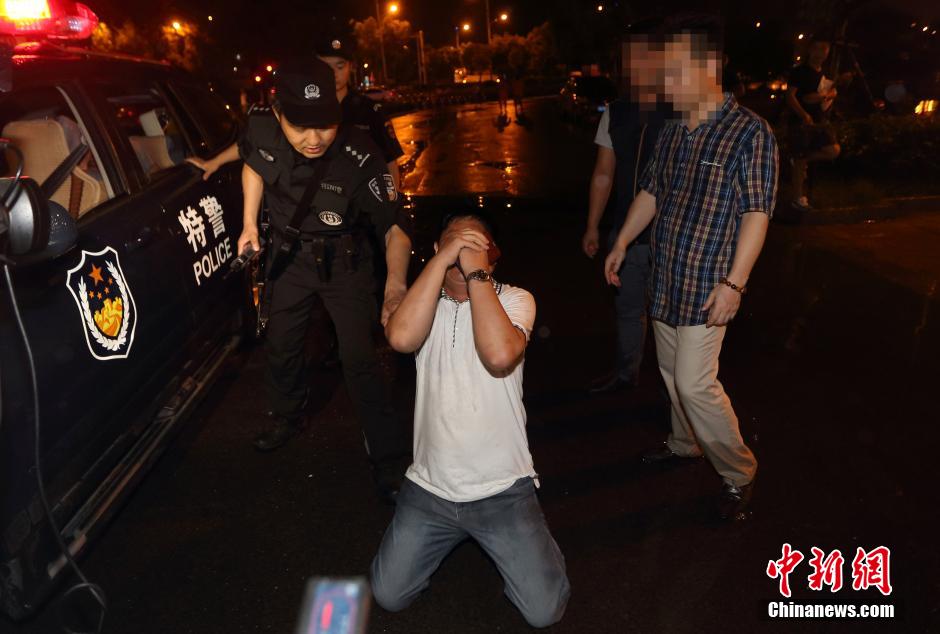 7月24日晚,南京警方將查獲的酒后駕駛車輛的男子控制后,該男子的同伴跪地求情。