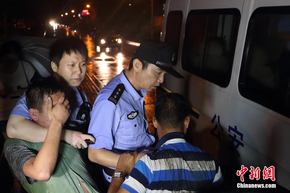 7月24日晚,南京警方將查獲的酒后駕駛車輛的男子控制,該男子涉嫌酒后駕車、肇事逃逸。