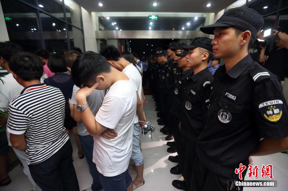 7月24日晚,南京警方將抓獲的以福建、江西、河南、湖北、黑龍江等多個外省市的涉及傳銷人員集中帶回。
