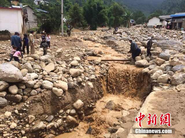 7月28日,云南省保山市隆陽區(qū)瓦房鄉(xiāng)喜坪村上坪小組發(fā)生山洪災害,造成3戶人家9人被沖走。