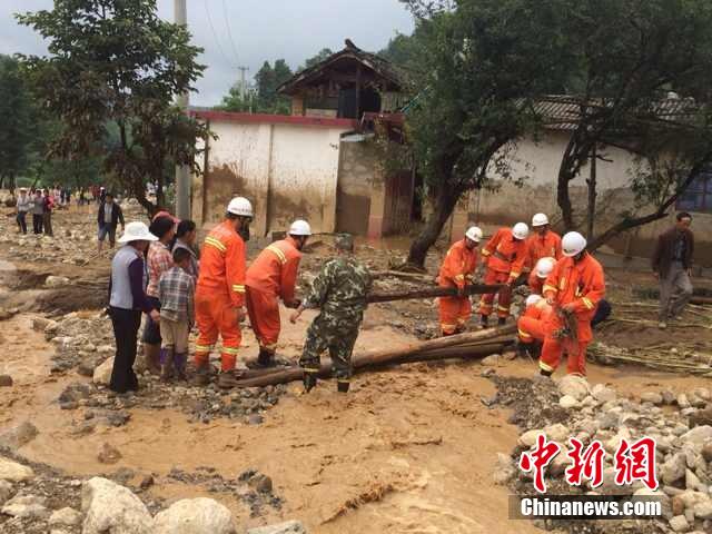 7月28日,云南省保山市隆陽區(qū)瓦房鄉(xiāng)喜坪村上坪小組發(fā)生山洪災害,造成3戶人家9人被沖走。