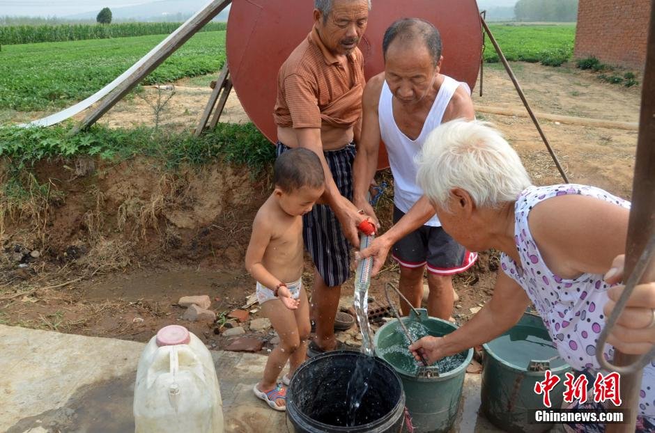 逾1200位村民只能依靠當(dāng)?shù)厮块T(mén)新打的一口深80米的機(jī)井取水飲用。
