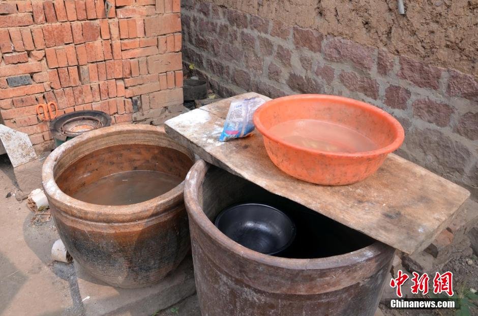 每天排隊(duì)取水，廢水循環(huán)使用已成為該村老少的生活習(xí)慣。