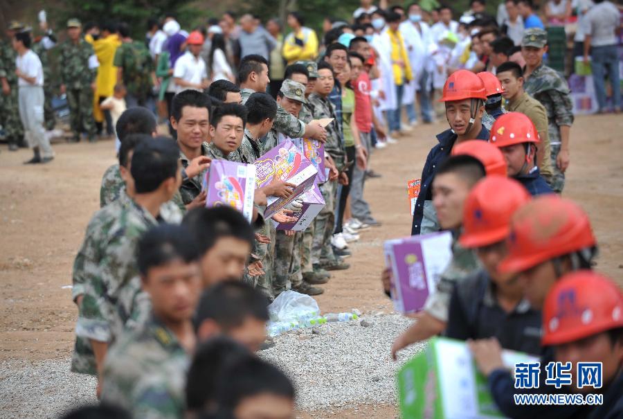8月5日，在魯?shù)榭h龍頭山鎮(zhèn)，當(dāng)?shù)孛癖D(zhuǎn)運(yùn)從直升機(jī)上卸載的救災(zāi)物資。
