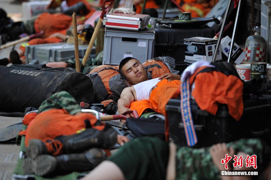 8月6日，龍頭山鎮(zhèn)，疲倦的救援官兵席地而眠。