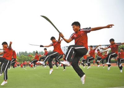 7月1日學(xué)員乘坐20多輛大巴奔赴南京適應(yīng)場地和排練節(jié)目,每天武術(shù)基本功訓(xùn)練必不可少。