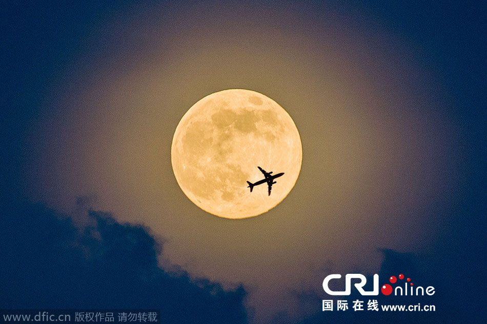 8月10日，19點15分，深圳上空的超級月亮。圖片來源：鄧飛/東方IC