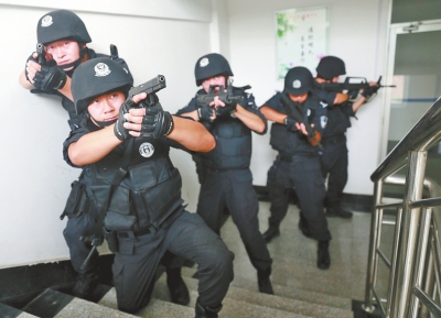 進(jìn)入樓道后，特警開始地毯式搜索。