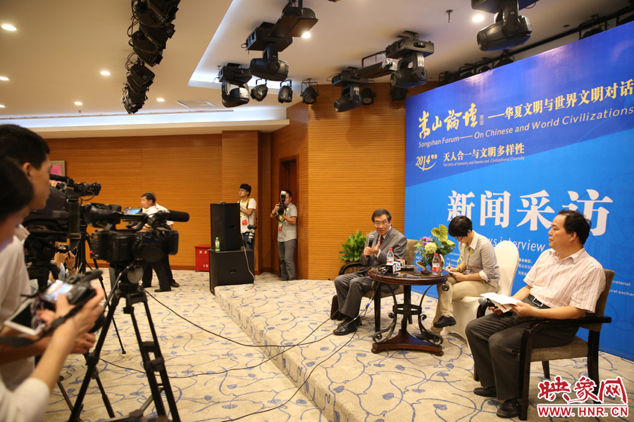 嵩山論壇新聞采訪現(xiàn)場。