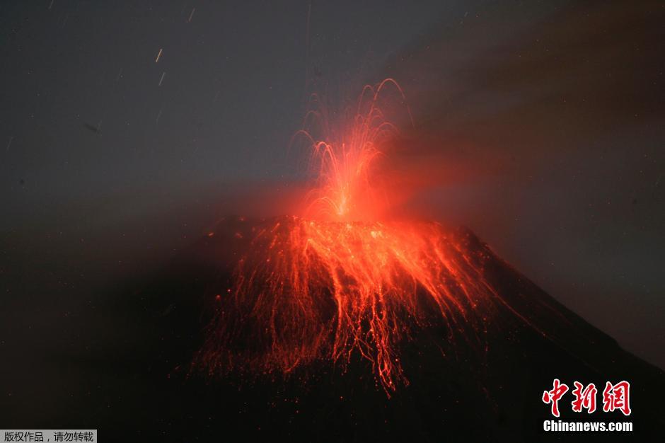 當地時間8月24日，厄瓜多爾通古拉瓦火山噴發(fā)，熔巖噴出宛如末世。