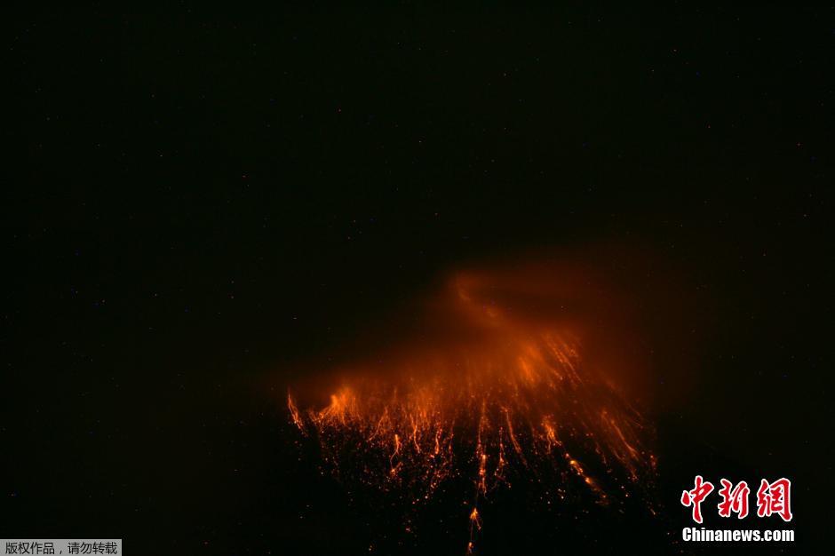 當地時間8月24日，厄瓜多爾通古拉瓦火山噴發(fā)，熔巖噴出宛如末世。
