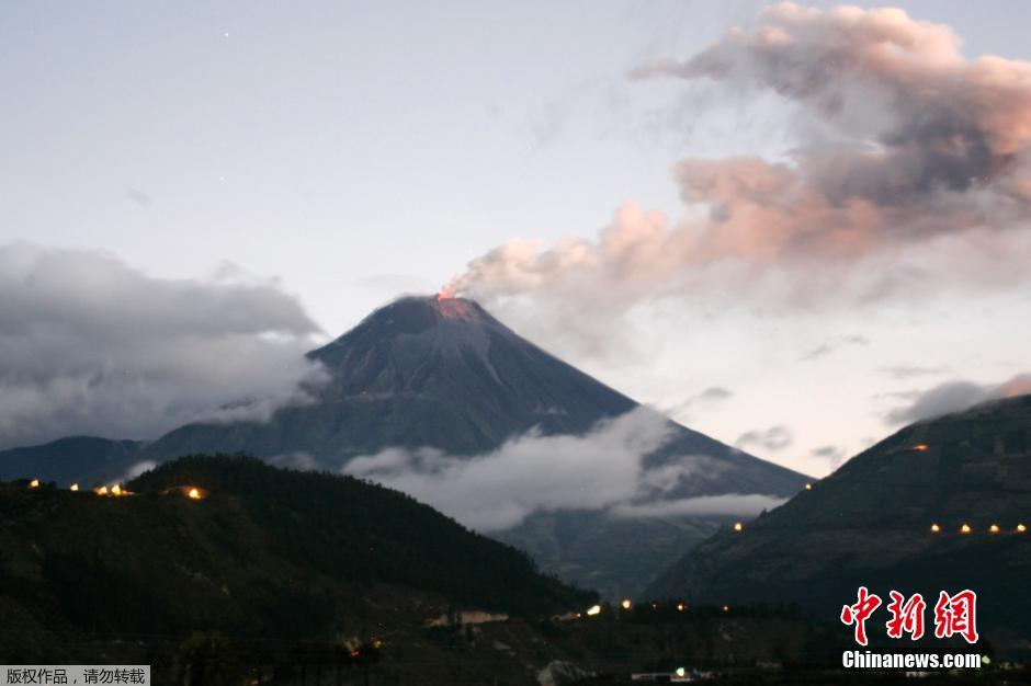 當地時間8月24日，厄瓜多爾通古拉瓦火山噴發(fā)，熔巖噴出宛如末世。