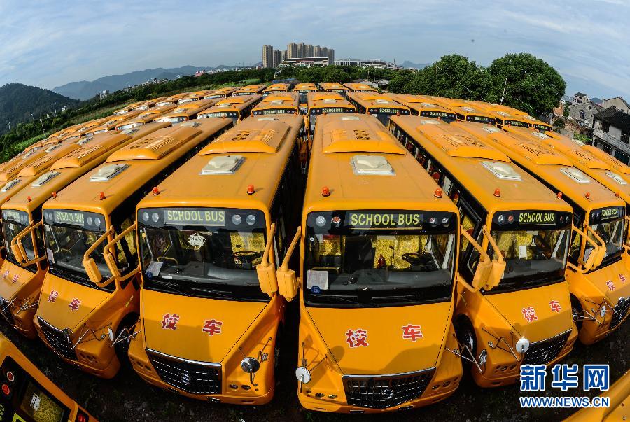 8月29日，被閑置的校車(chē)停在溫嶺市城西街道芷勝莊村一塊空地上。