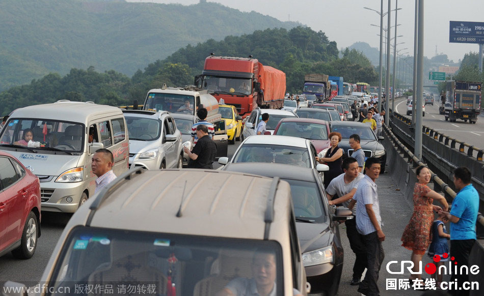 中秋假期又見(jiàn)高速路擁堵 乘客紛紛下車(chē)休息