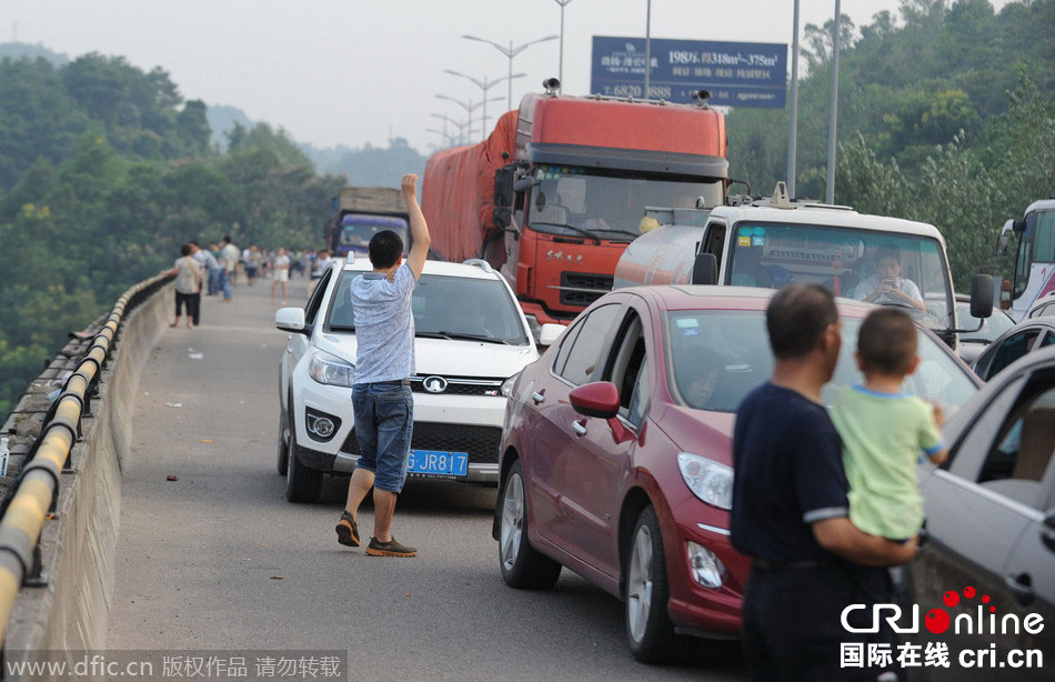 中秋假期又見(jiàn)高速路擁堵 乘客紛紛下車(chē)休息