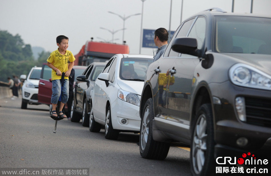 中秋假期又見(jiàn)高速路擁堵 乘客紛紛下車(chē)休息