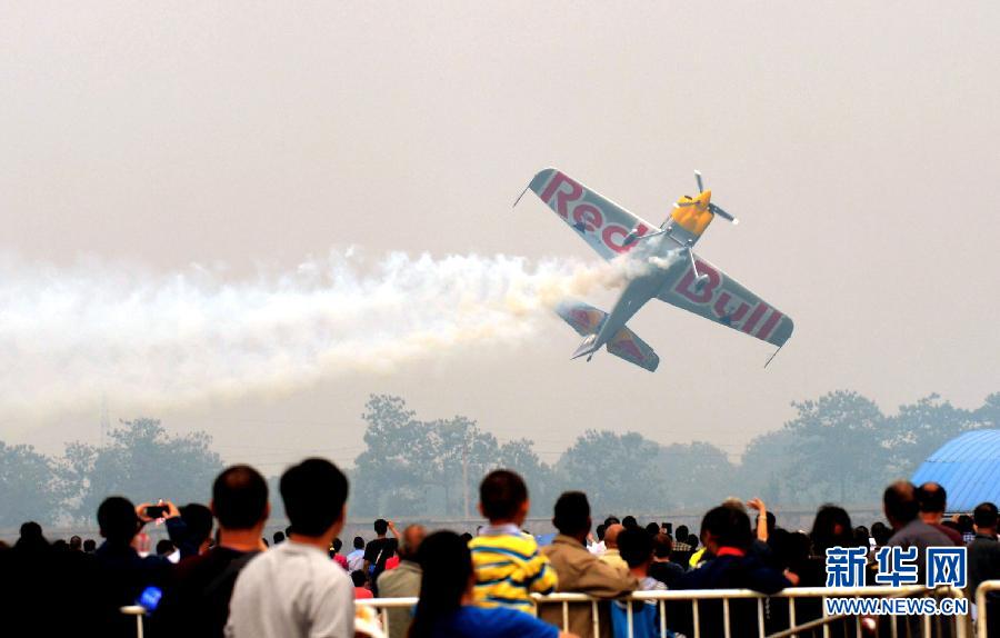 　9月13日，特技隊員在進行空中飛行表演。