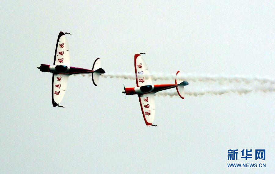 9月13日，特技隊員在進行空中飛行表演。
