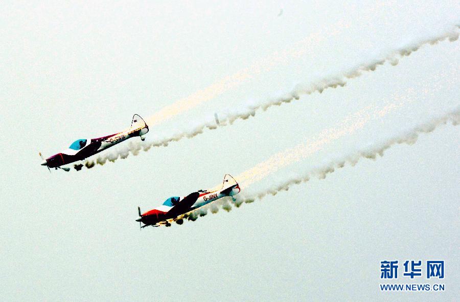 9月13日，特技隊員在進行空中飛行表演。