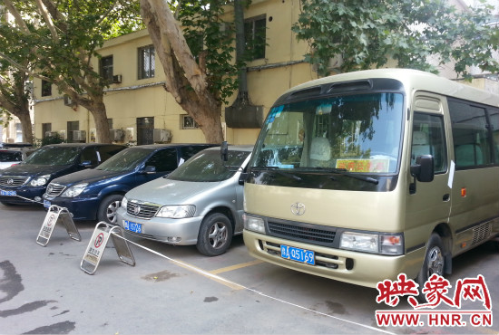 管城區(qū)委院內(nèi)已經(jīng)被封存公車在停車場停放。