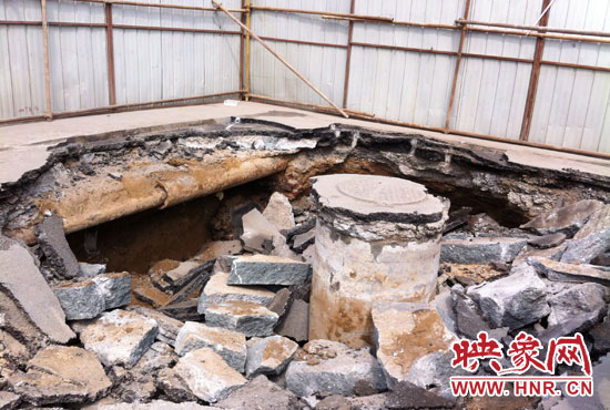 此次路面塌陷的直徑約為3米，深度有2米左右，坑內(nèi)布滿了碎石，路面下方20厘米左右。