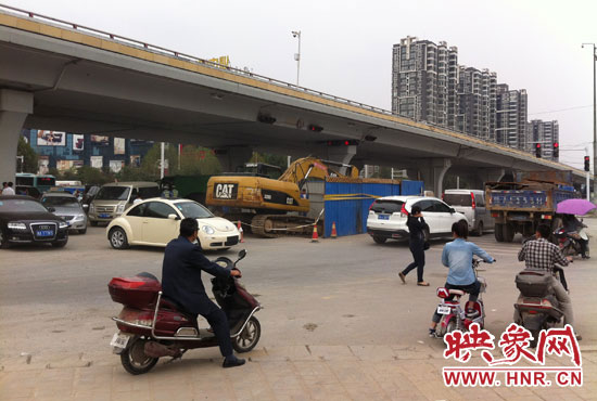 此次塌陷位于鄭州市西三環(huán)與中原路交叉口東側路西，對交通影響明顯。