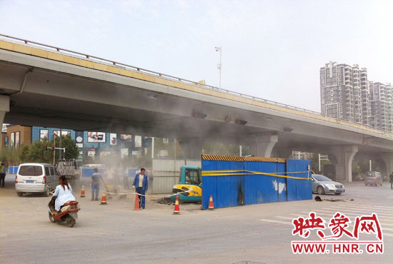 施工單位對塌陷處進行路面切割，造成路面塵土飛揚。
