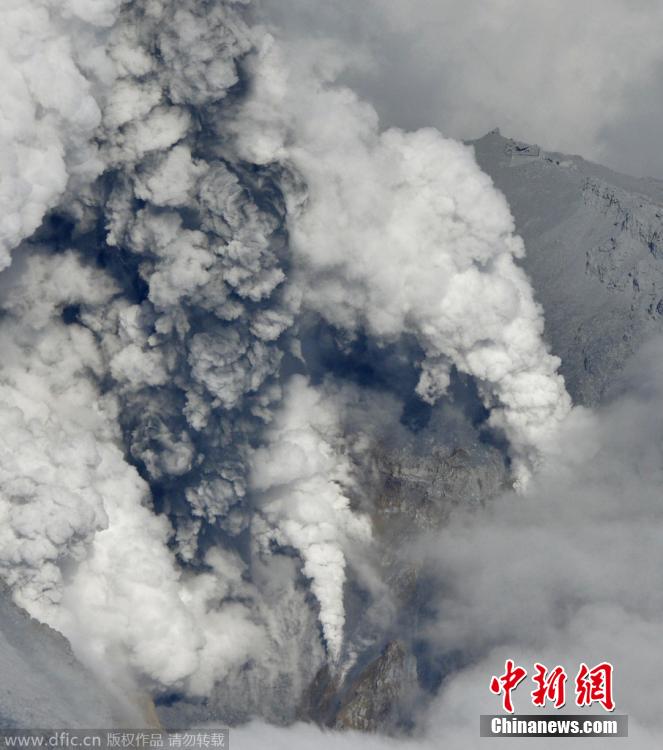 當(dāng)?shù)貢r(shí)間2014年9月27日，日本中部御岳山發(fā)生噴發(fā)，或已造成數(shù)人受傷。
