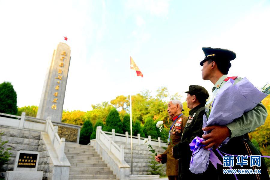 9月29日，在遼寧丹東抗美援朝烈士陵園，來自全國各地的革命老戰(zhàn)士及家屬向抗美援朝烈士紀(jì)念碑獻(xiàn)花。