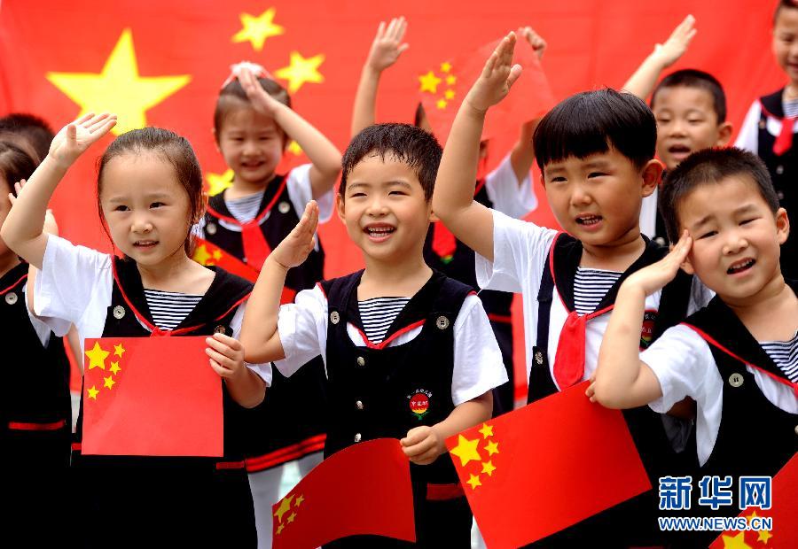  9月28日，安徽淮南市直機(jī)關(guān)幼兒園的小朋友在國(guó)旗前唱《國(guó)歌》，慶祝祖國(guó)65周歲生日。
