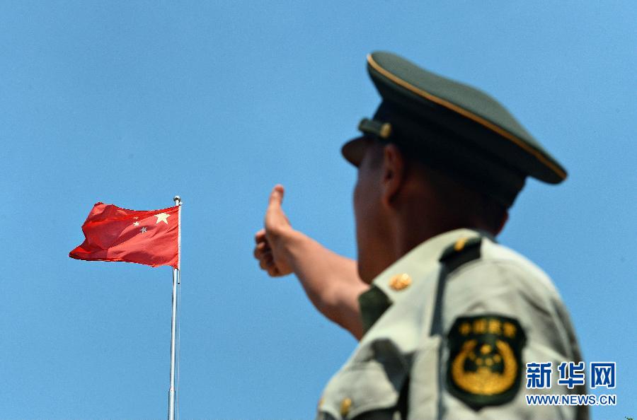  9月25日，武警浙江嘉興消防官兵為祖國(guó)“點(diǎn)贊”。