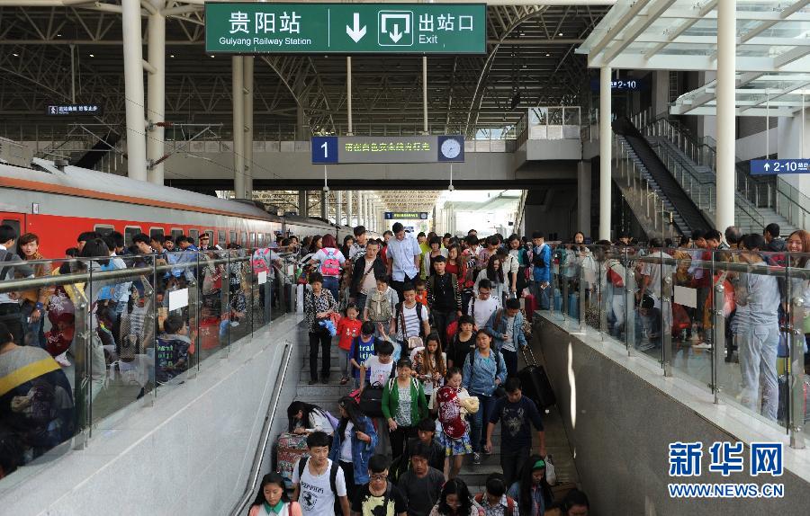 10月6日，抵達(dá)貴陽(yáng)火車站的旅客準(zhǔn)備出站。